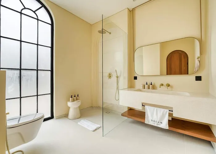Dream 1 - 2br Luxury 8mins Walk To Villa