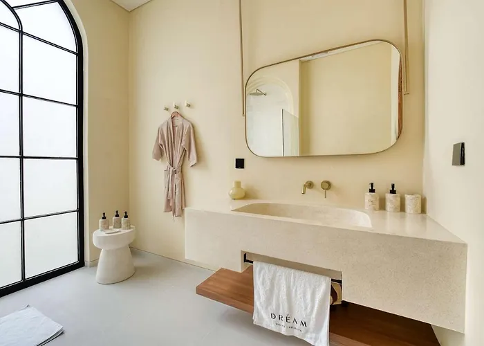 Dream 1 - 2br Luxury 8mins Walk To Villa